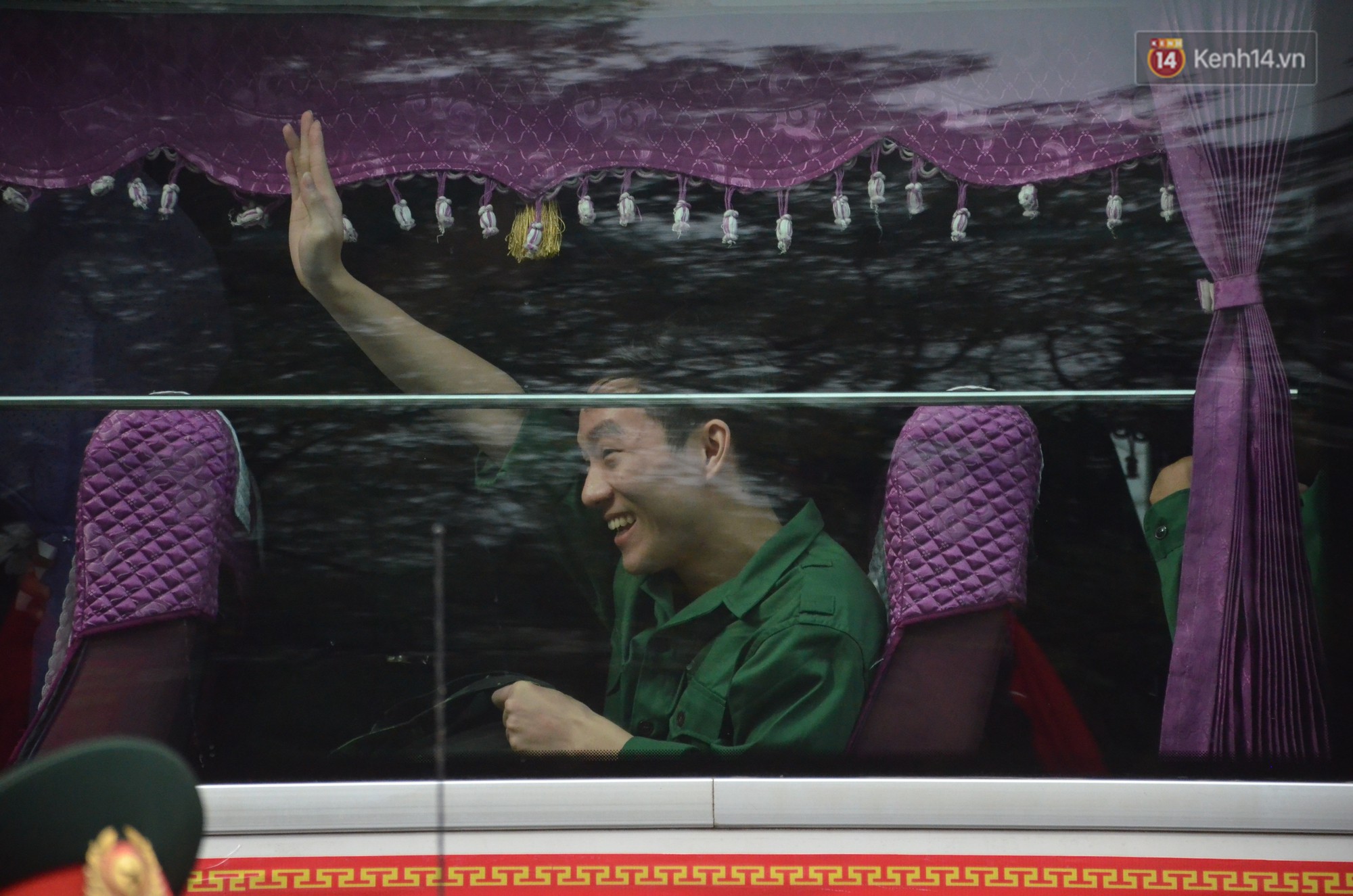 Những giọt nước mắt bịn rịn của người thân ngày tiễn tân binh lên đường nhập ngũ